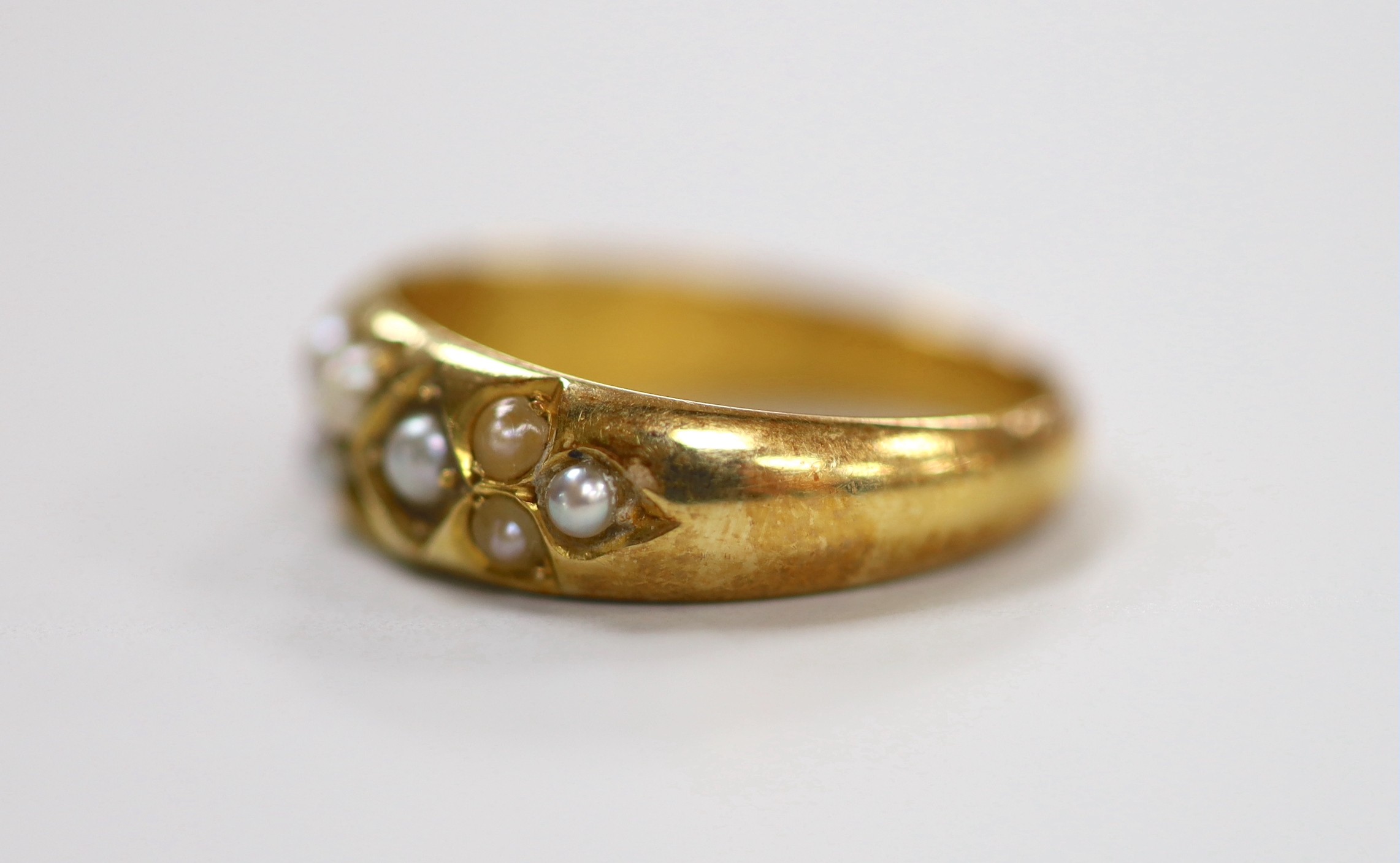 A late Victorian 18ct gold and split pearl cluster set ring (stone missing), size N, gross weight 4.1 grams.
